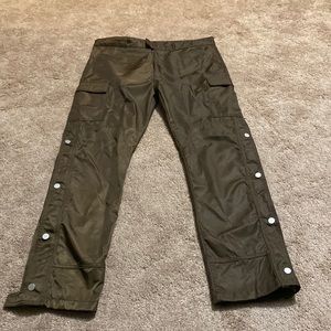 -relaxed, tapered fit
-100% nylon 
-snaps and zipper at outseam